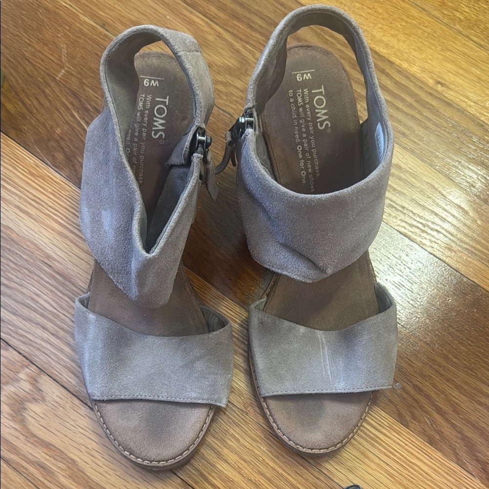 TOMS Women's Gray Open-Toe Sandals